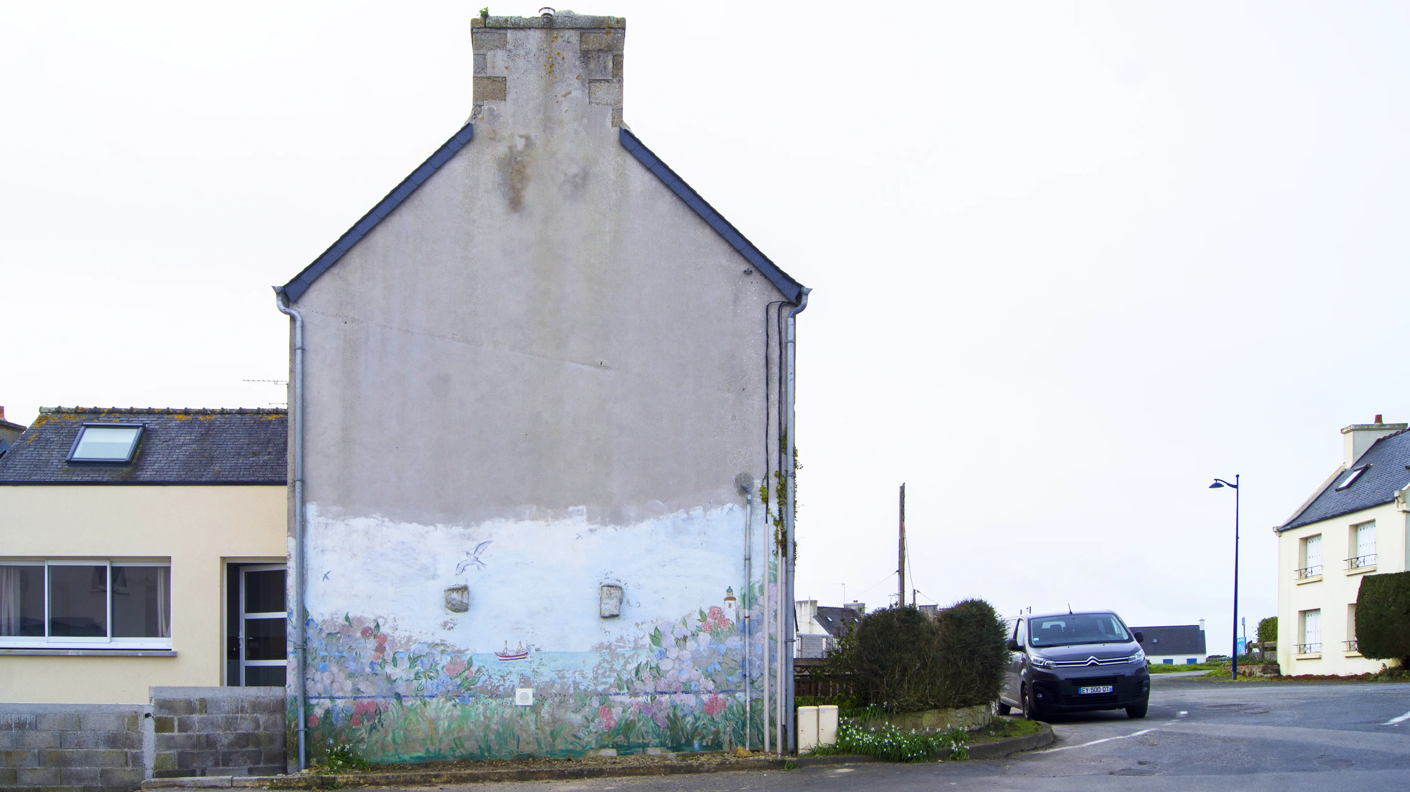 Façade de maison particulière avant réhabilitation en fresque murale, Sibiril, Finistère.
